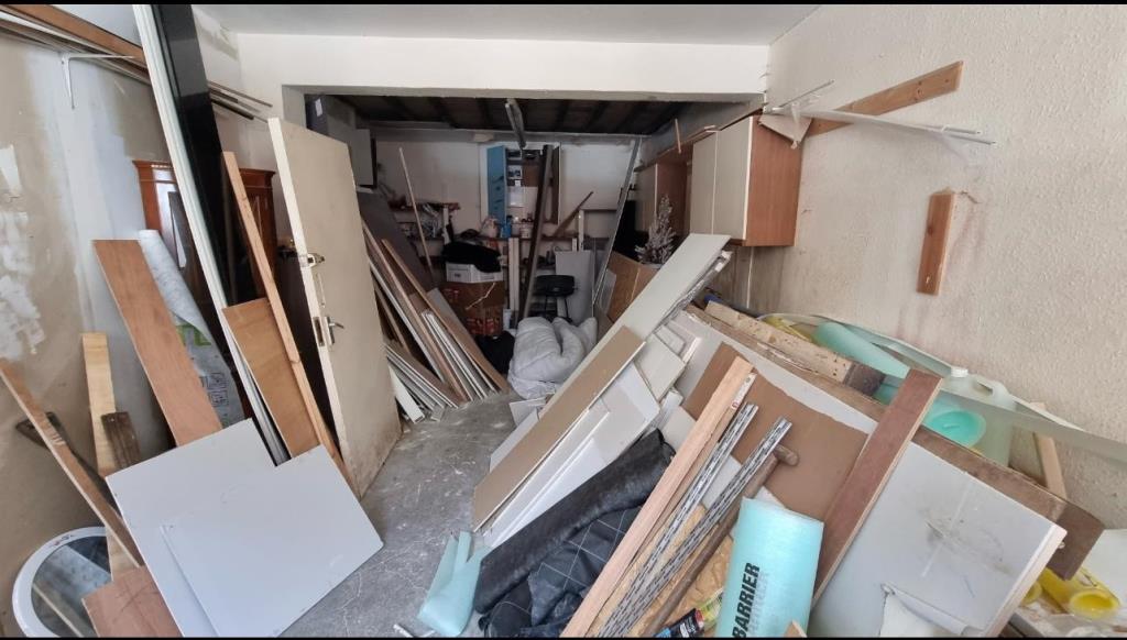 Lot: 90 - VACANT COMMERCIAL PREMISES WITH POTENTIAL - Main shop area looking towards the rear of the premises